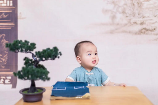 句容怀孕肚子中间凹两边凸